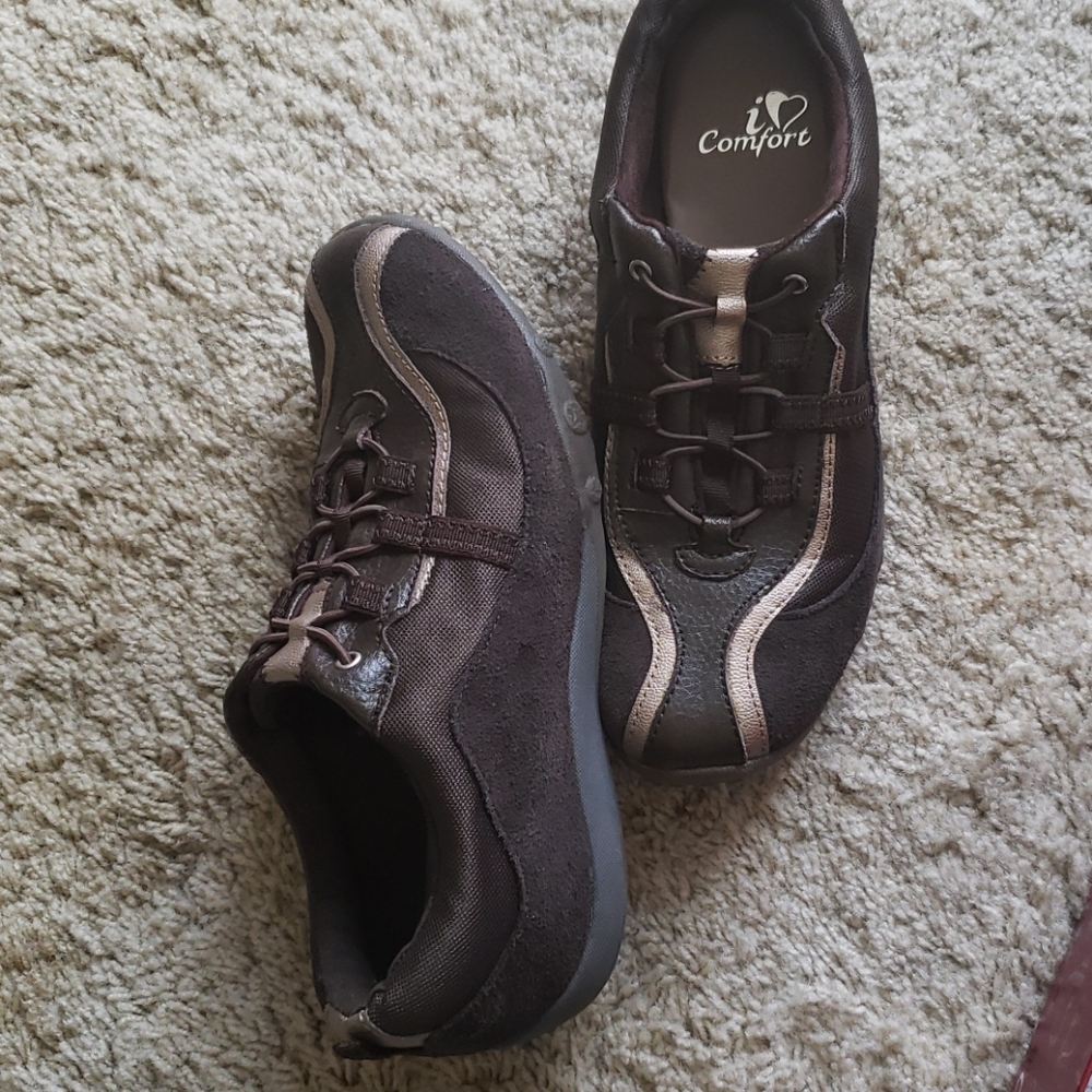 i Comfort shoes, slip on.